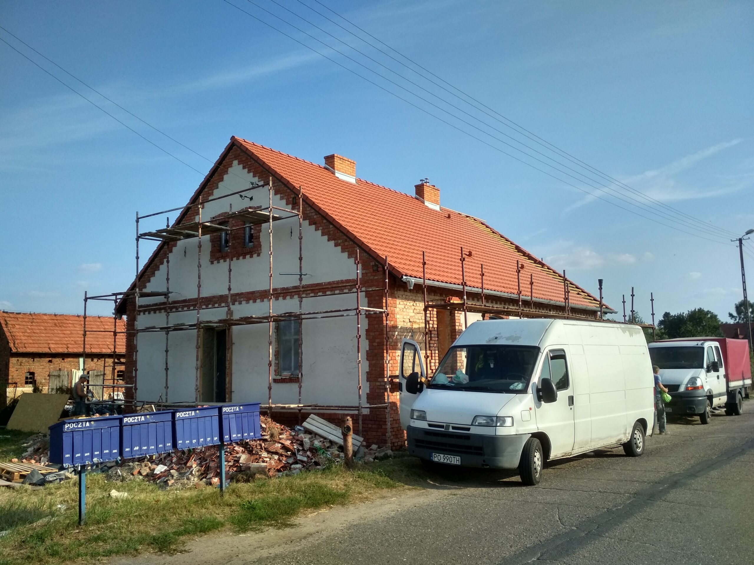 Pokryty dach widziany od strony szczytu budynku