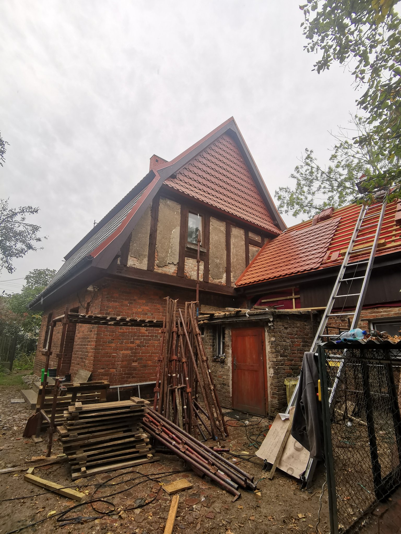 Nowe pokrycie dachu i rusztowania na podwórzu