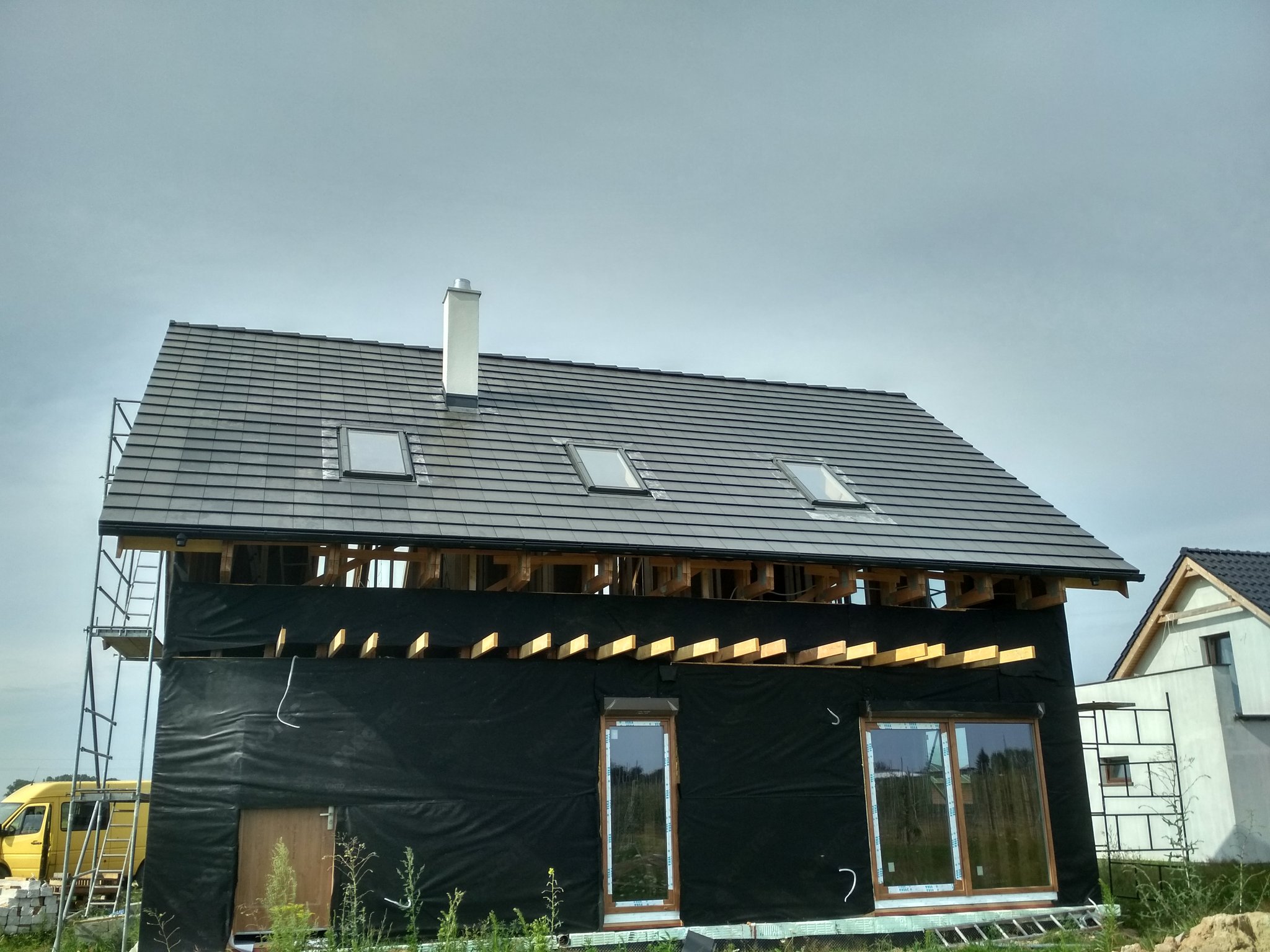 Ukończony dach z grafitowej dachówki i oknami dachowymi