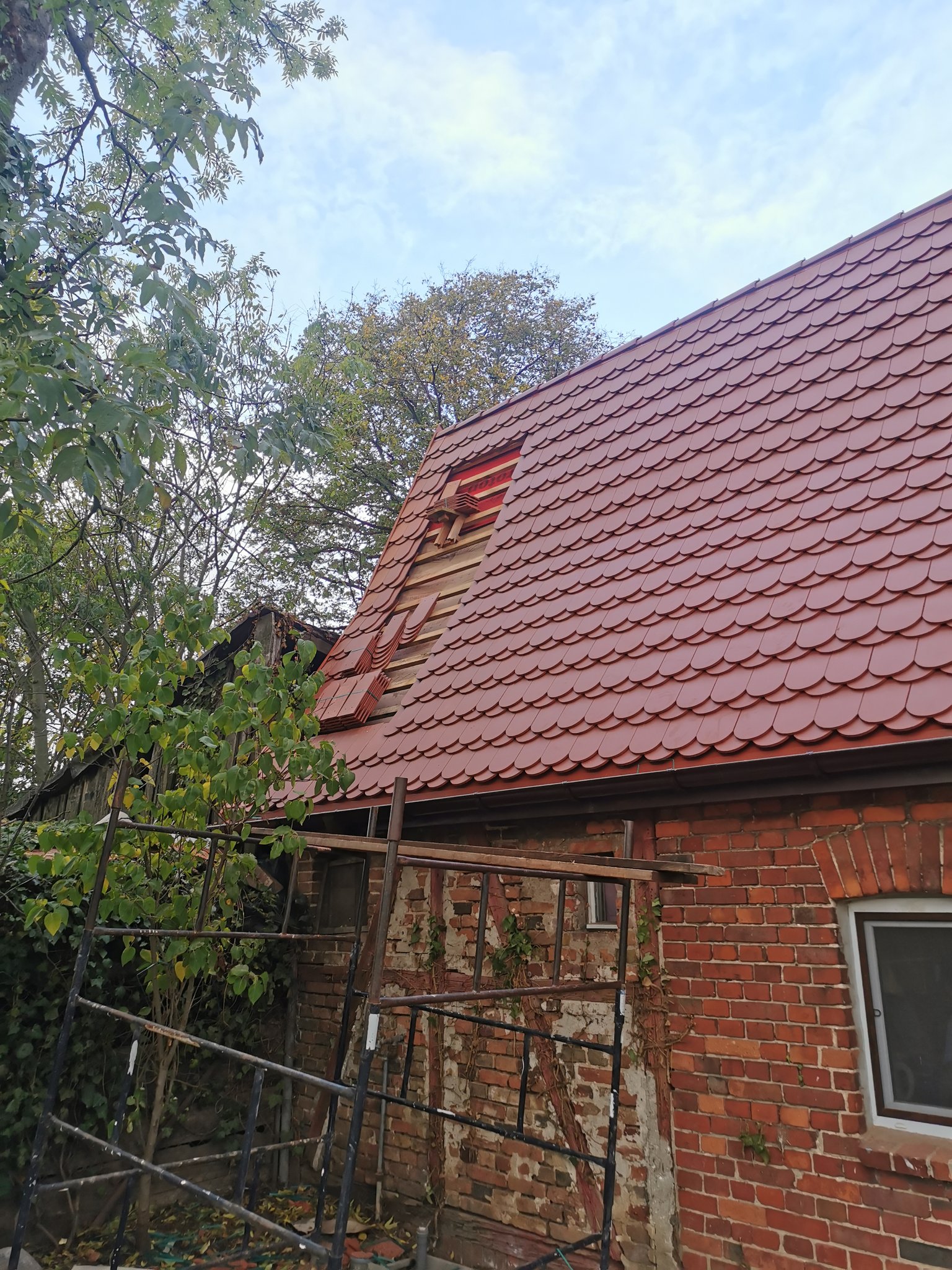 Nowe czerwone pokrycie na połaci dachu