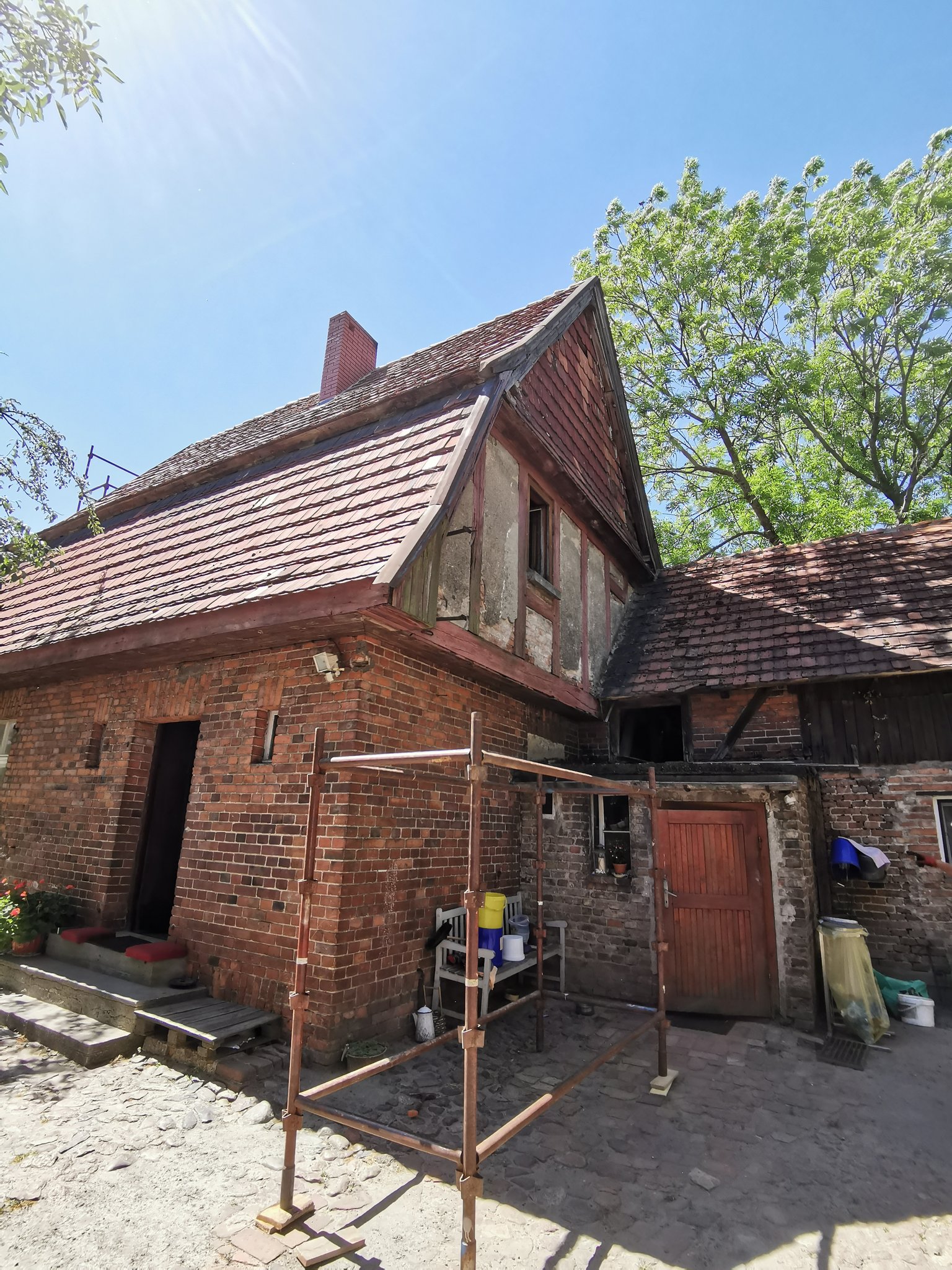 Podwórze z rusztowaniem przed wymianą dachu