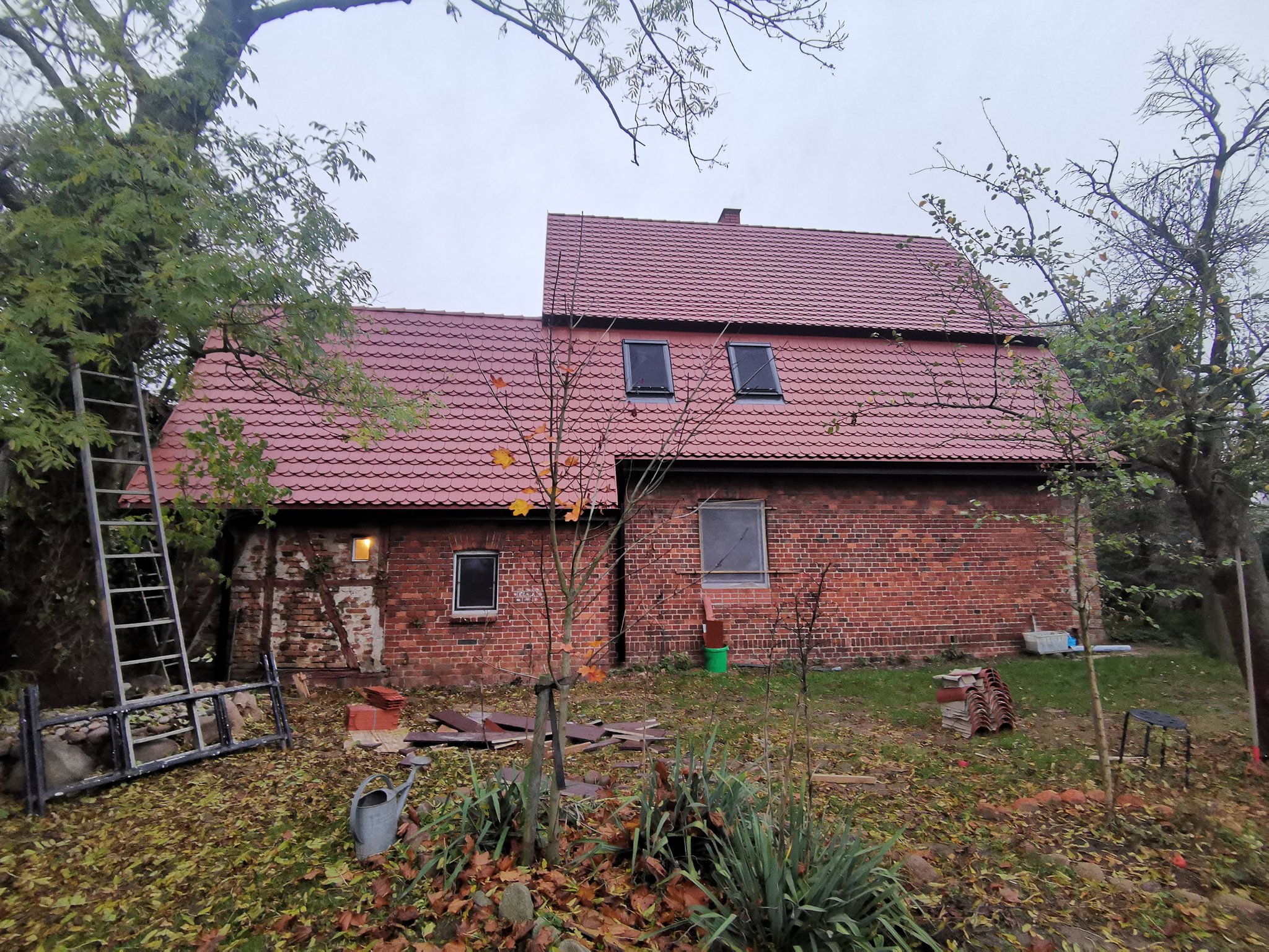 Dom z ukończonym dachem i oknami dachowymi