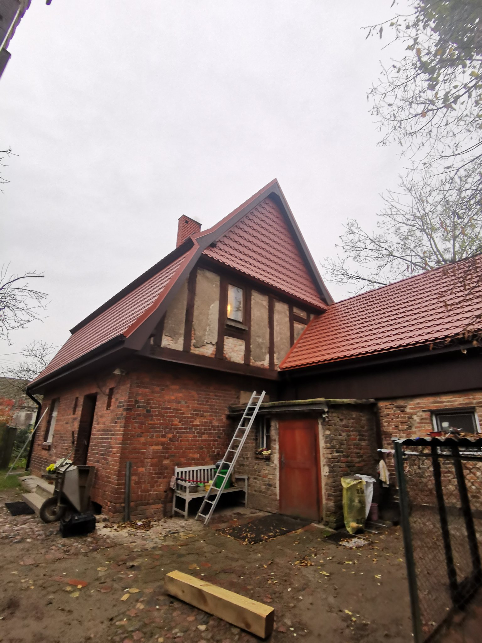 Ukończony dach nad szczytem z murem pruskim