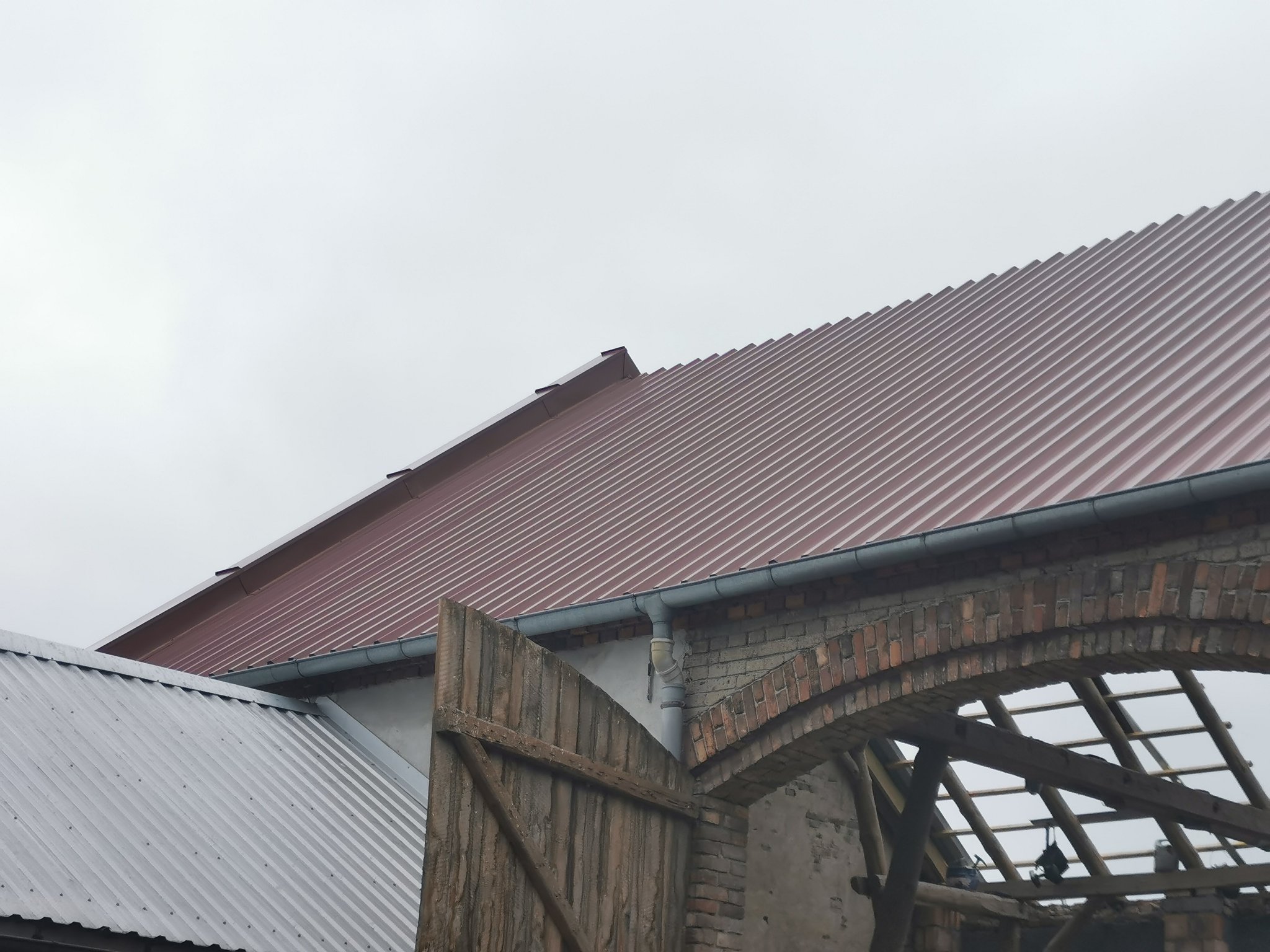 Nowe pokrycie z blachy nad drewnianą bramą stodoły