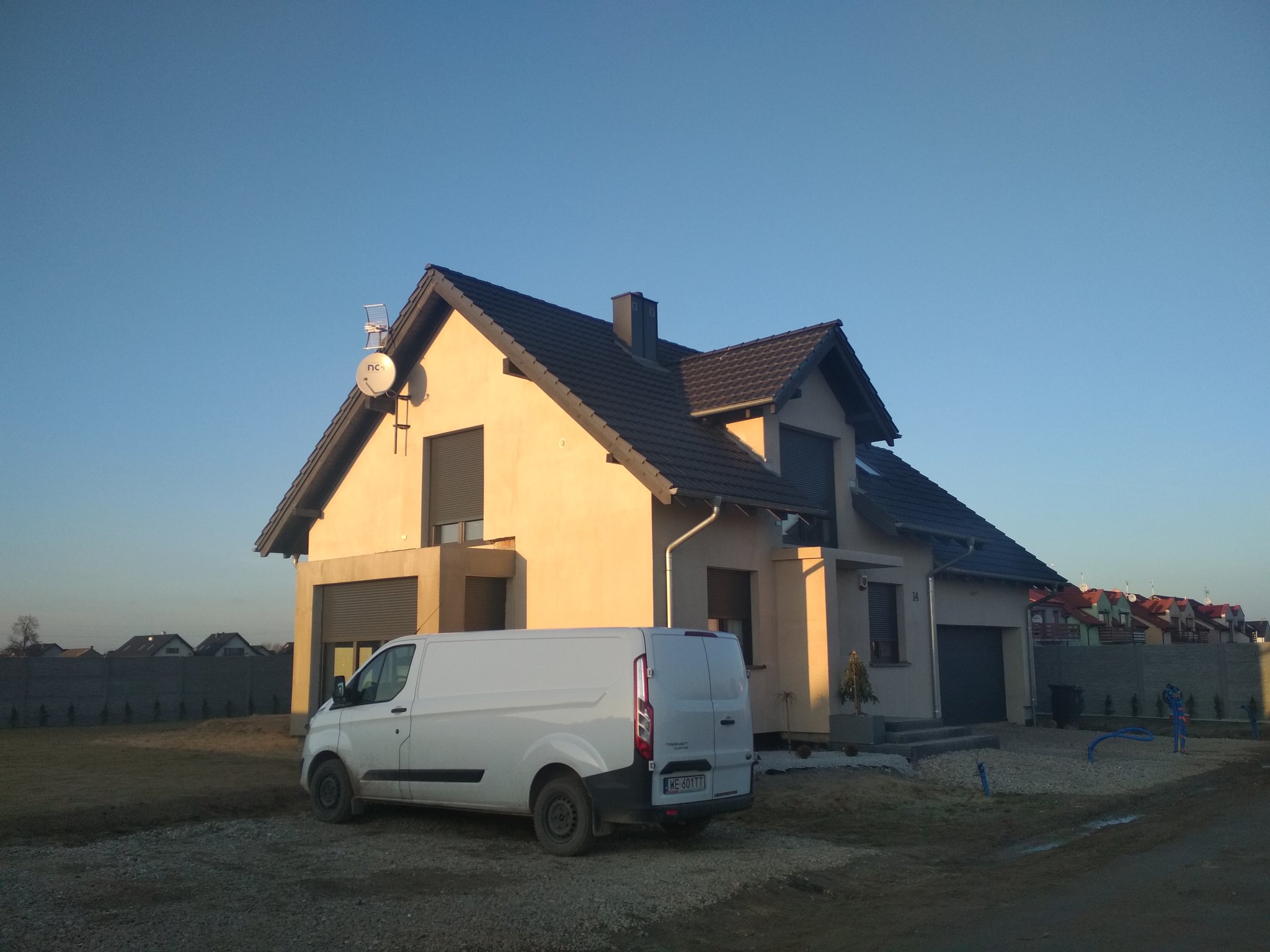 Wykończony dom z otynkowaną elewacją i ciemnym dachem
