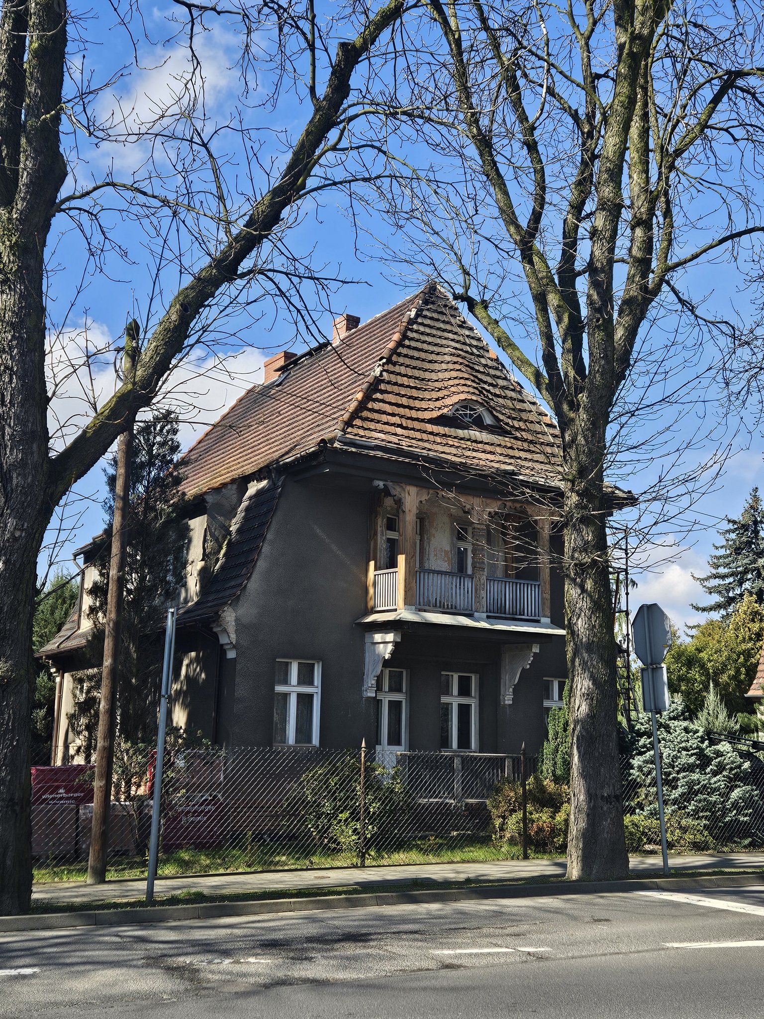 Zabytkowy dom przed remontem dachu