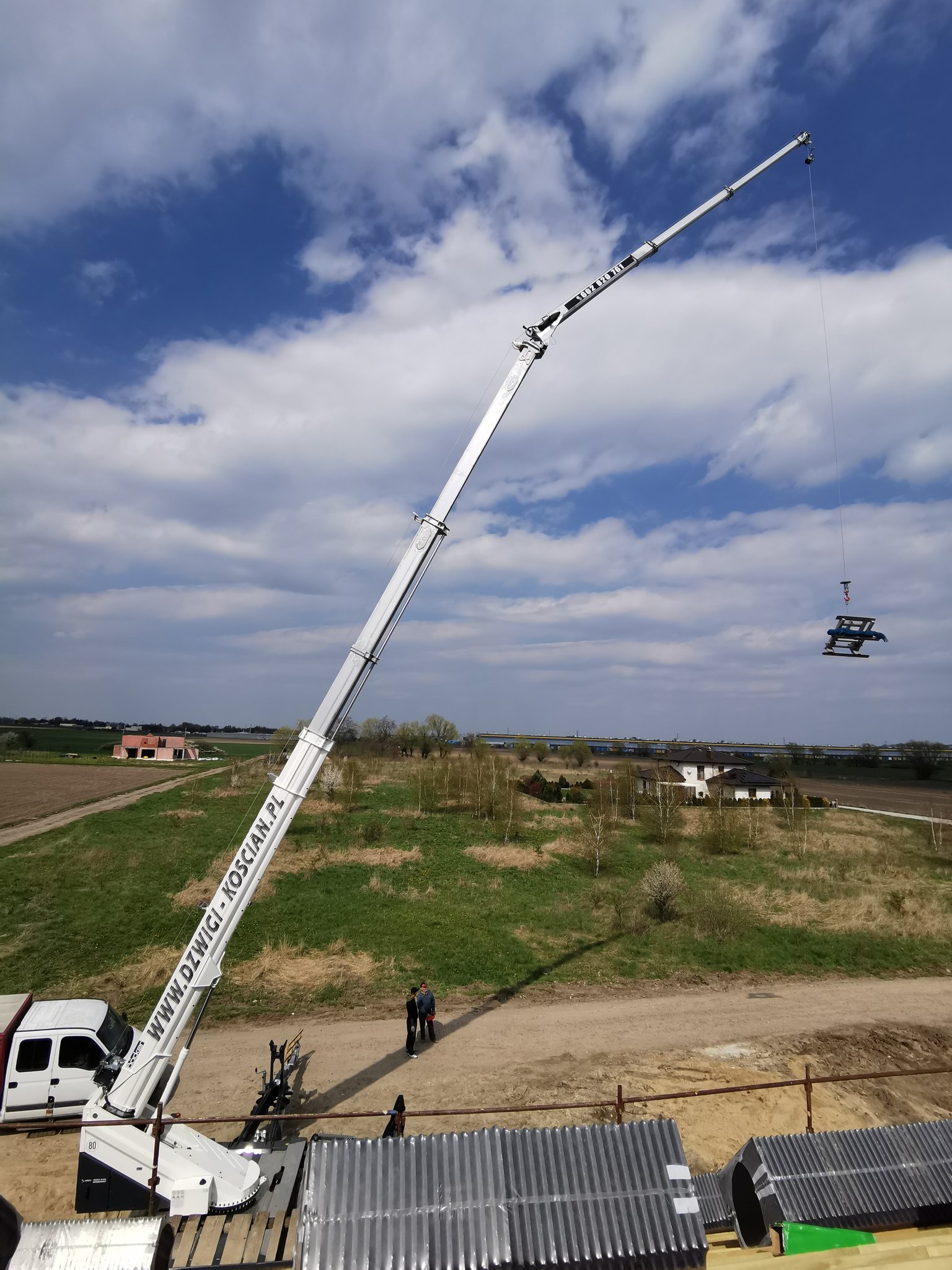Dźwig podający materiał na dach
