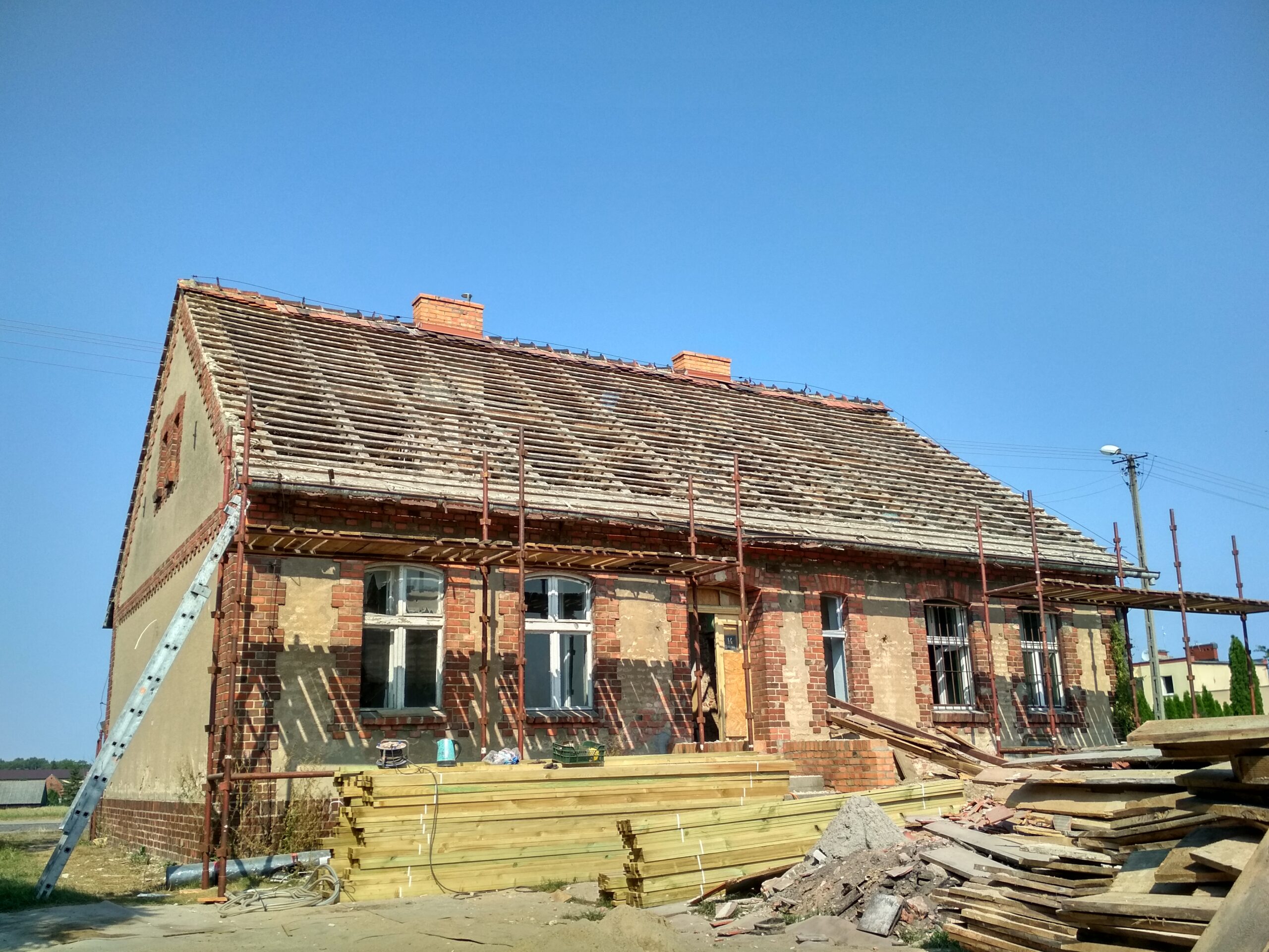 Połać po zdjęciu starej dachówki, przygotowana do wymiany pokrycia