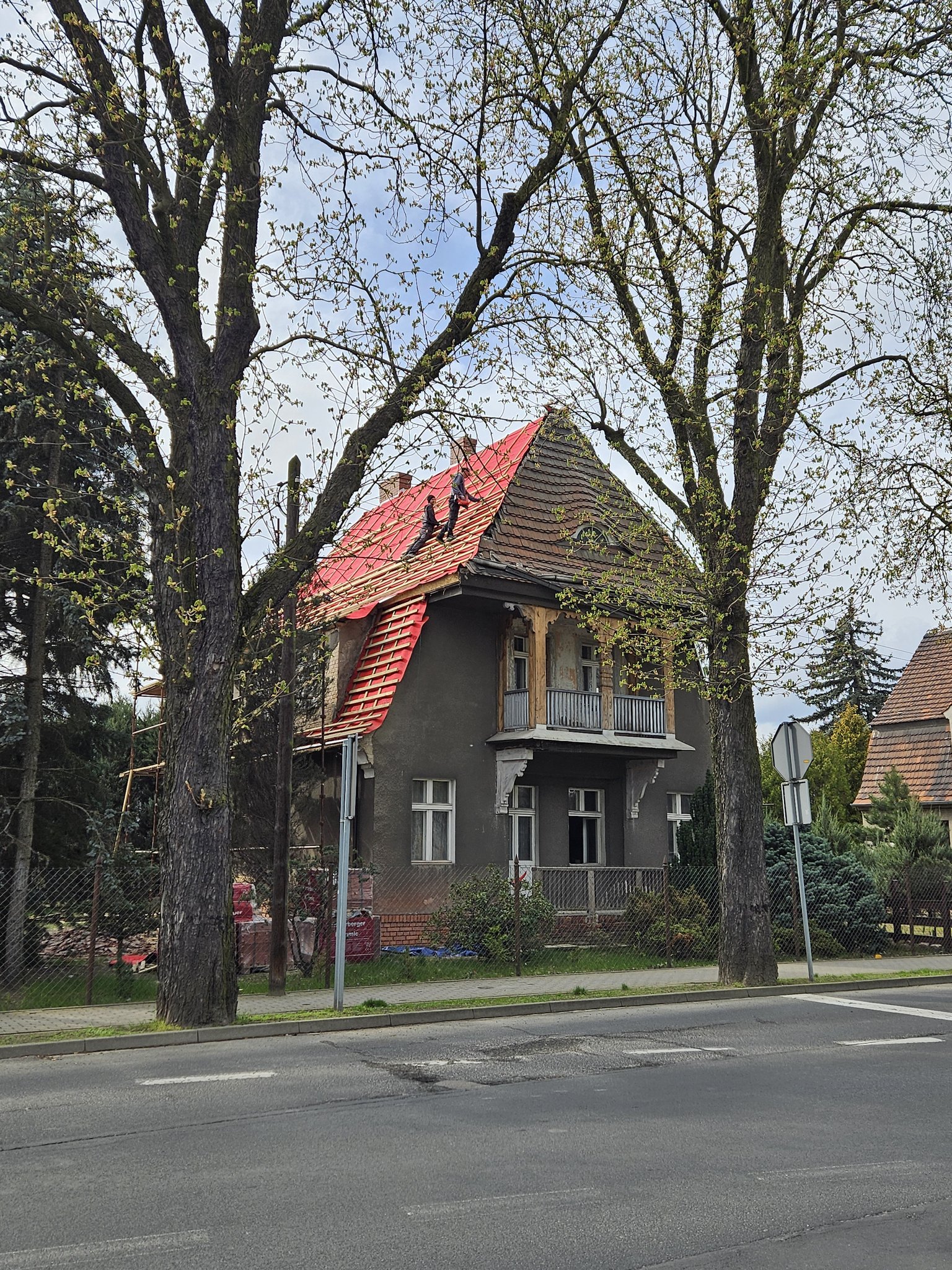 Dom podczas remontu dachu widziany z ulicy