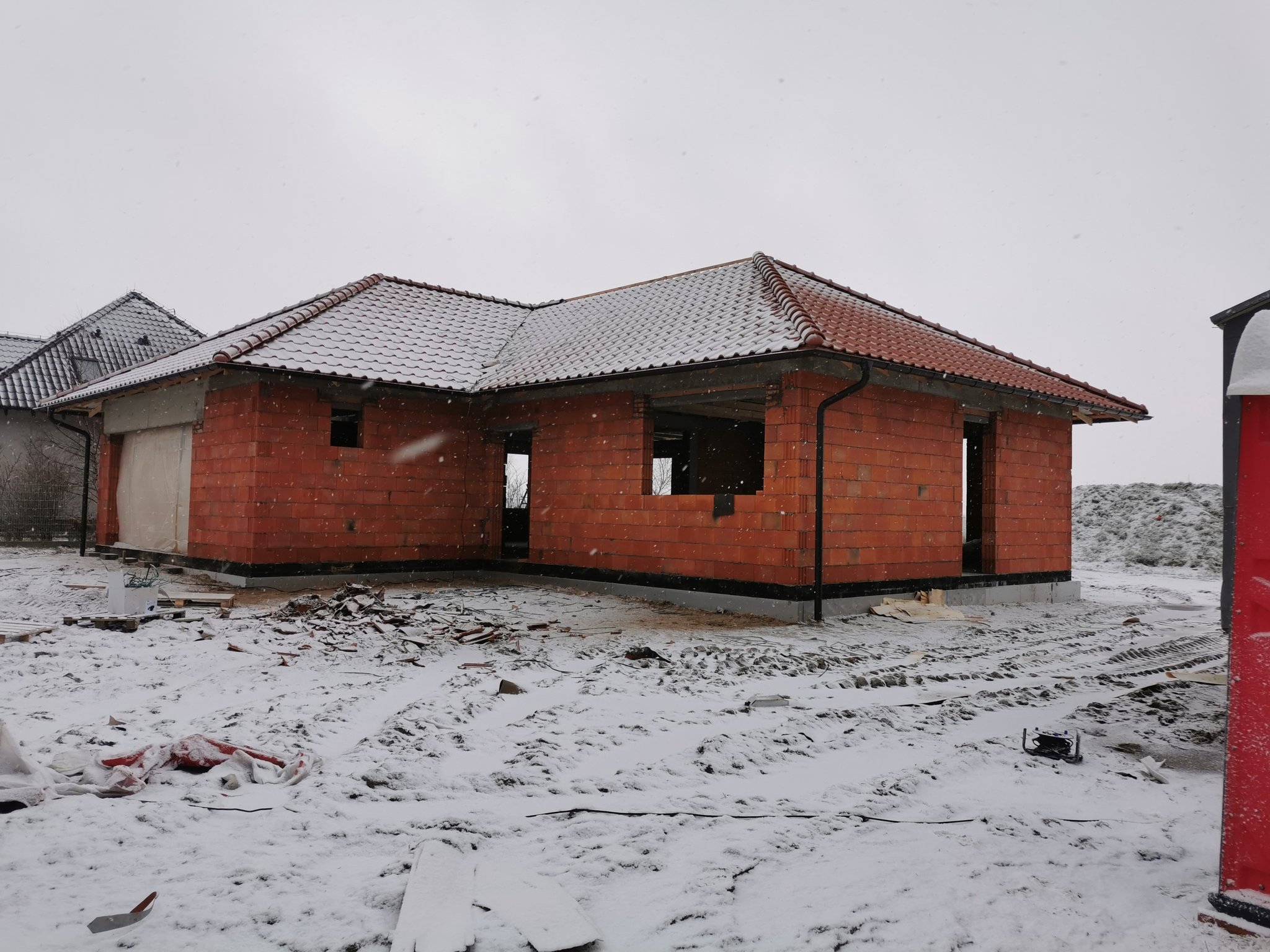 Pokryty dach domu przyprószony śniegiem